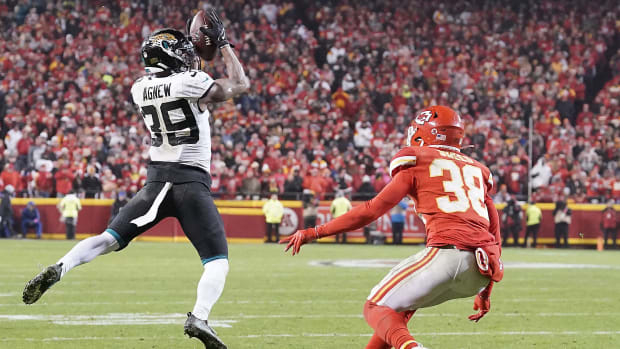 Jan 21, 2023; Kansas City, Missouri, USA; Jacksonville Jaguars wide receiver Jamal Agnew (39) catches a pass in front of Kansas City Chiefs cornerback L'Jarius Sneed (38) during the second half in the AFC divisional round game at GEHA Field at Arrowhead Stadium.